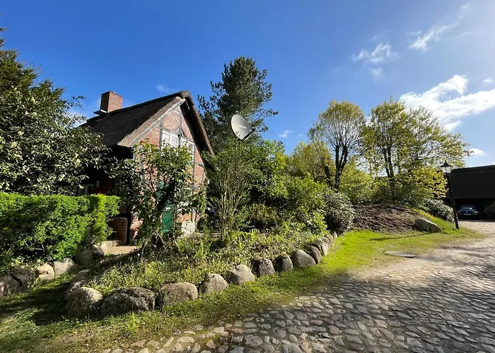 Unter Reet Im Heidedorf Bei Lueneburg