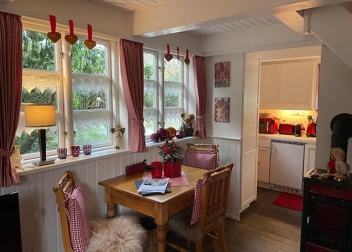 Unter Reet Im Heidedorf Bei Lueneburg